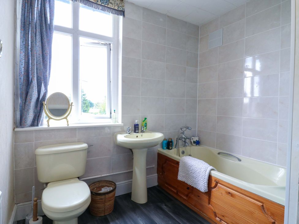 A bathroom with a toilet, sink, and bathtub at Hillside in High Wycombe