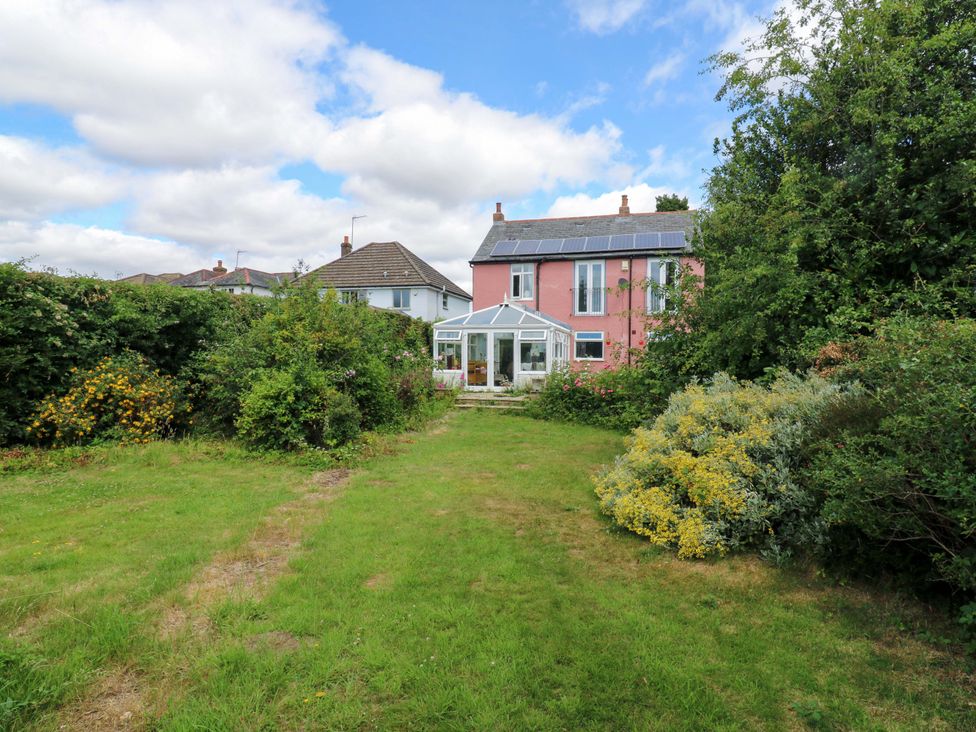 A garden with a house and greenery at Hillside in High Wycombe