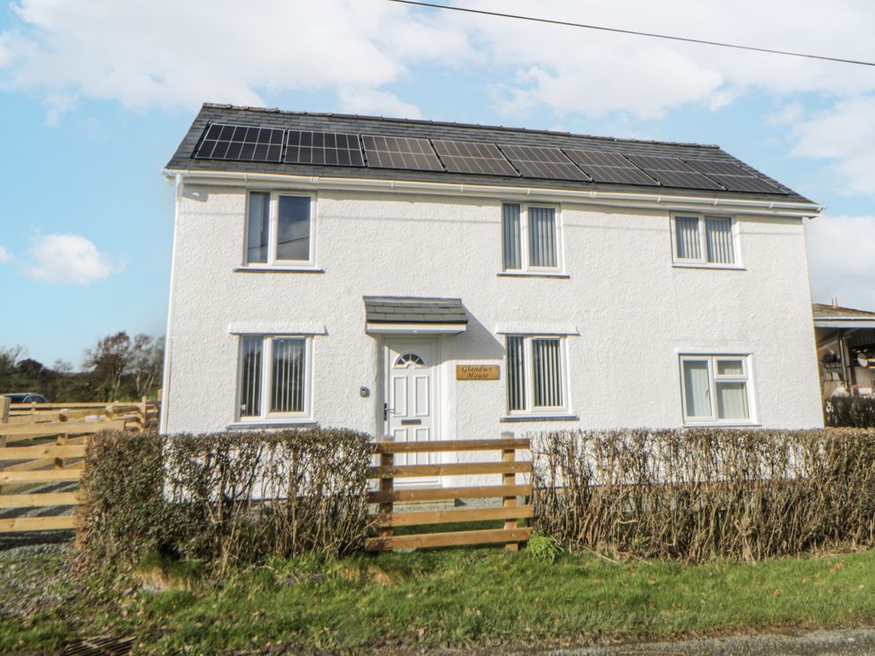 A house with solar panels and a fence at Glandwr House in Crossgates near Llandrindod Wells