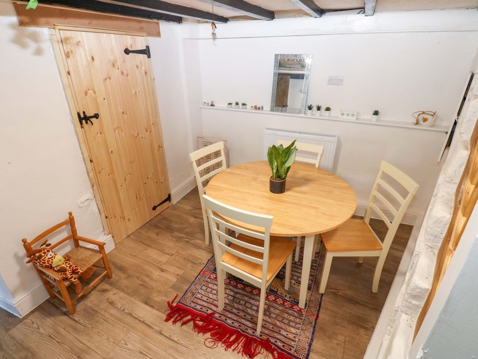 A dining room with a table and chairs at Eastend Cottage