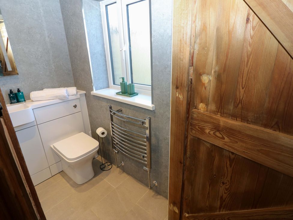 A bathroom with a toilet and sink at Eastend Cottage