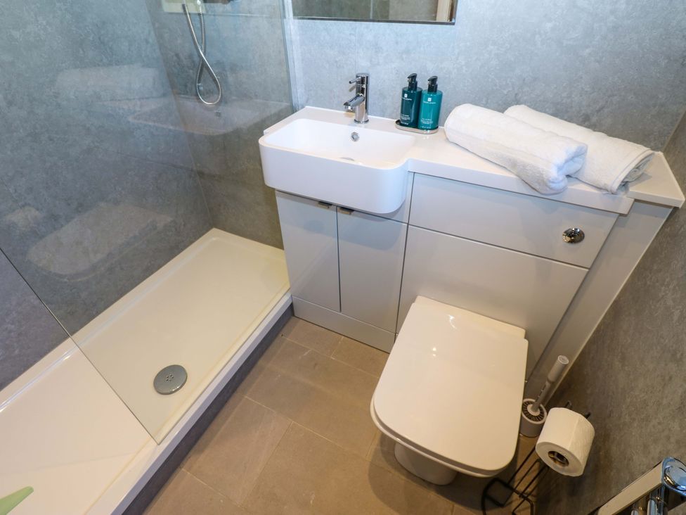 A bathroom with shower, washbasin, and toilet at Eastend Cottage