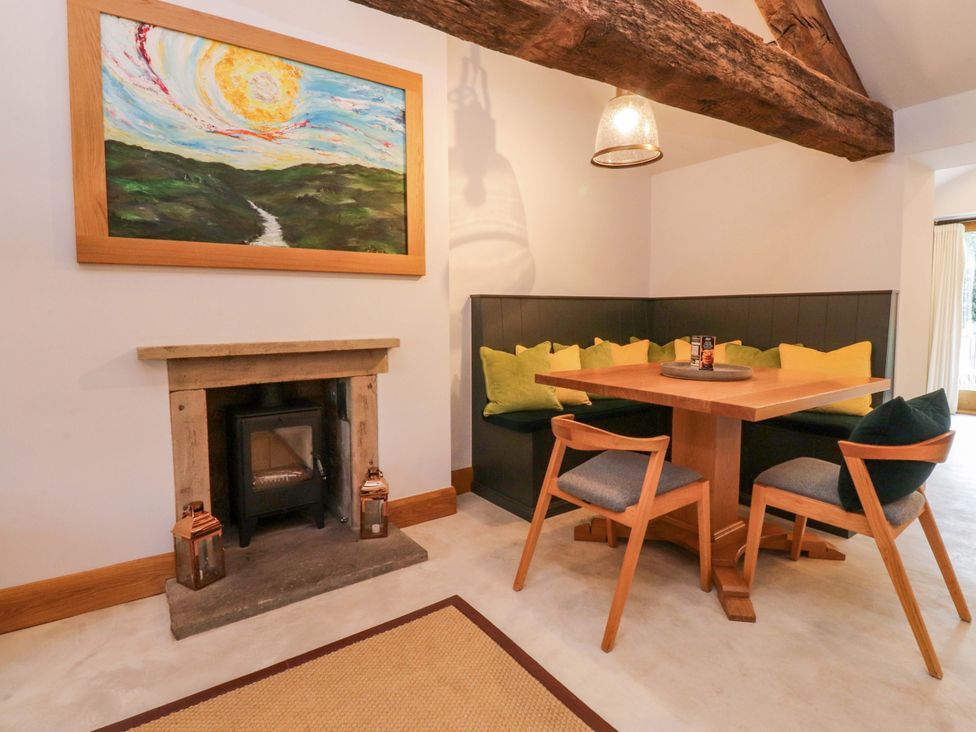 A dining room with a table and chairs at Welly Bob Cottage Airton