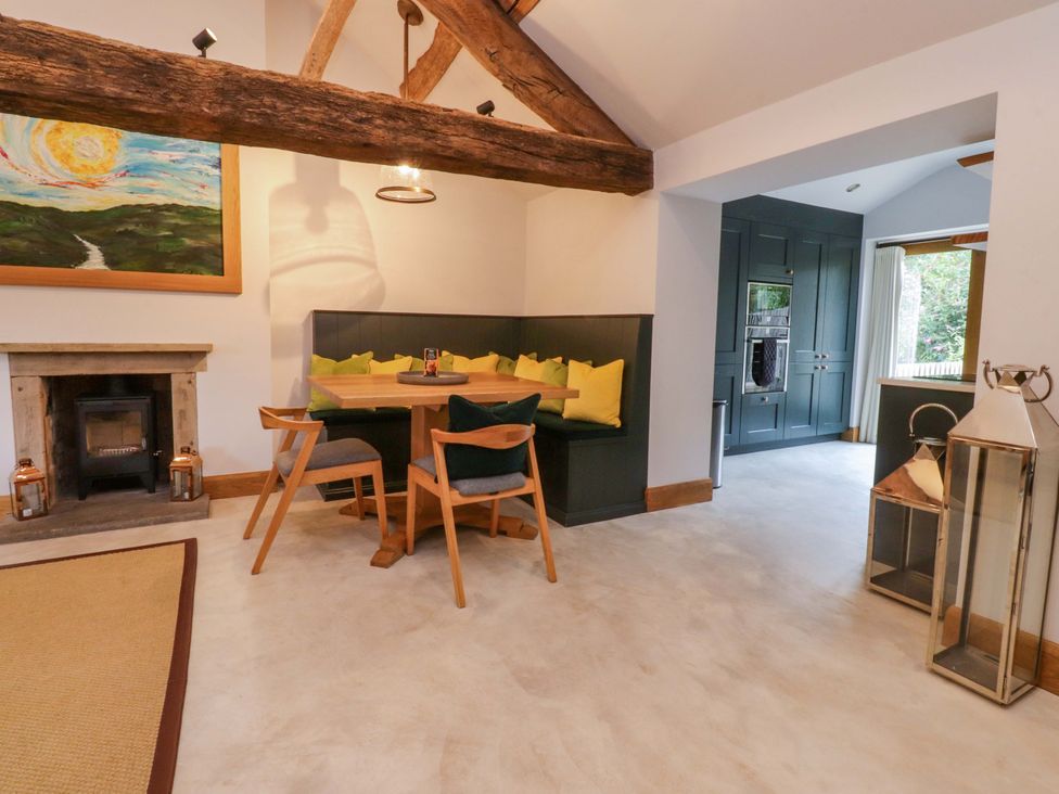A dining area with a table and chairs at Welly Bob Cottage in Airton