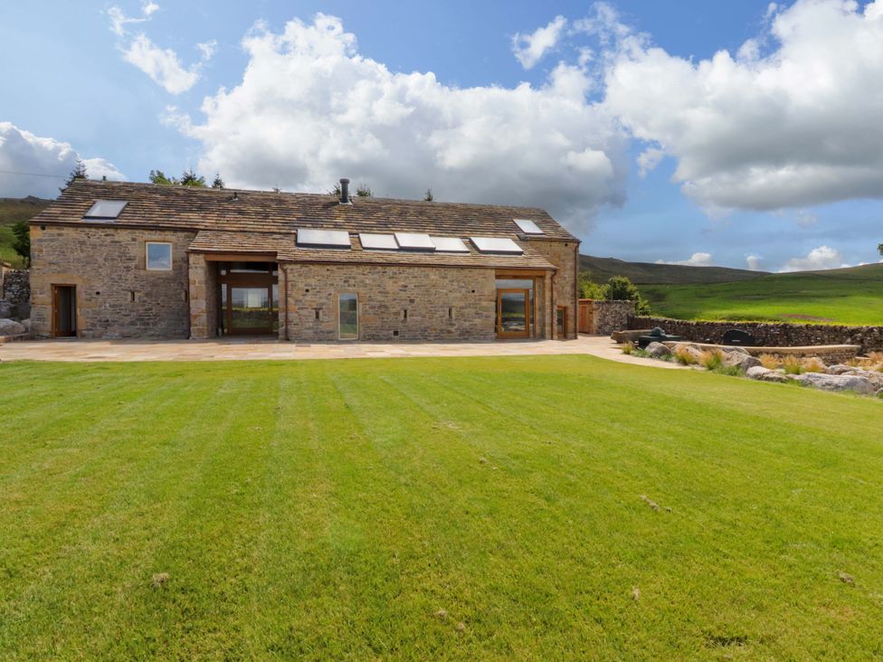 A building with a lawn and sky at Carden Laithe Barn in Threshfield