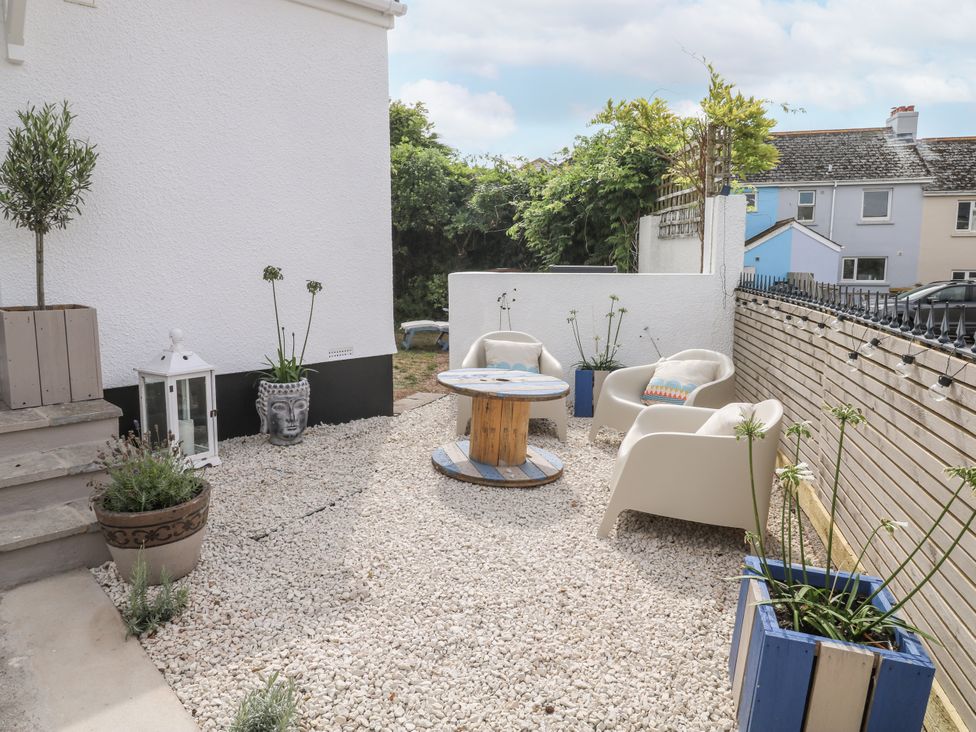 A garden with outdoor seating and a coffee table at 1 Island View, Thurlestone