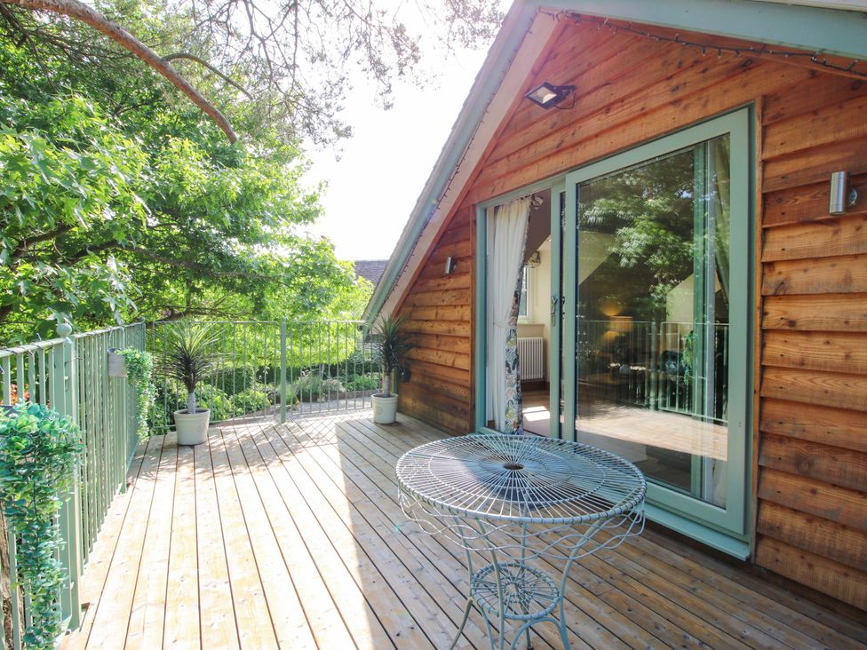 An outdoor space with a table and plants at The Hideaway in Longden