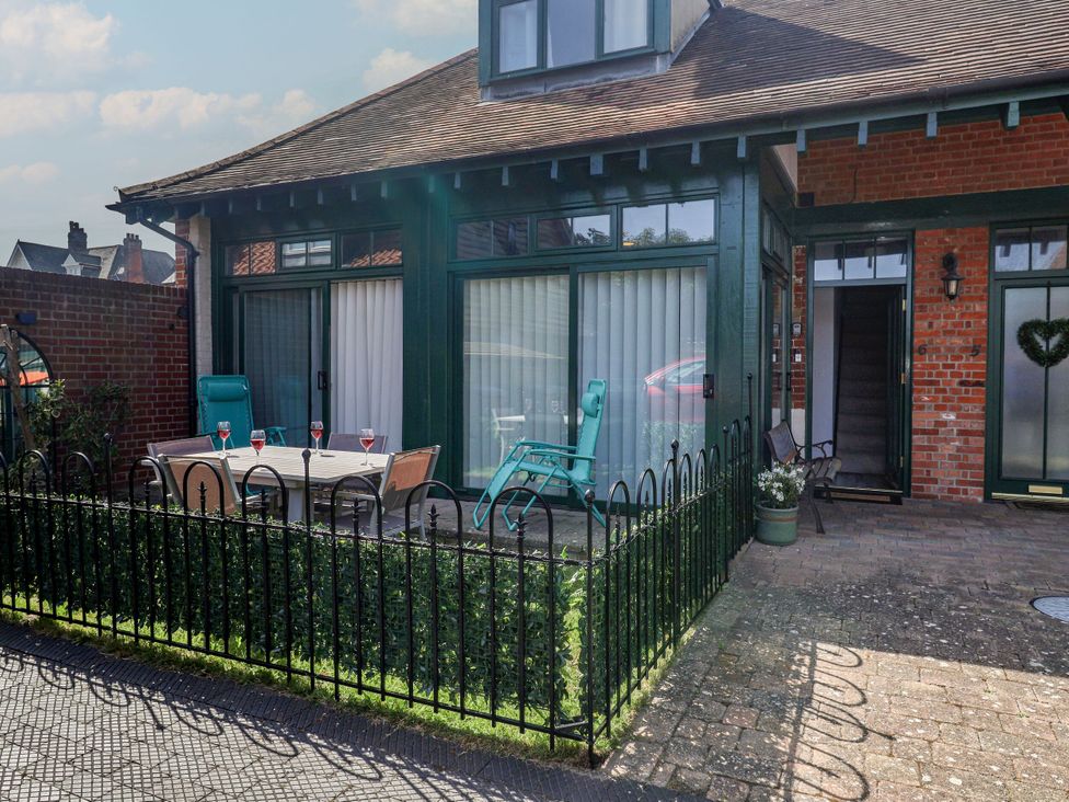 An outdoor seating area with a table and chairs at 6 The Mews in Felixstowe, Suffolk