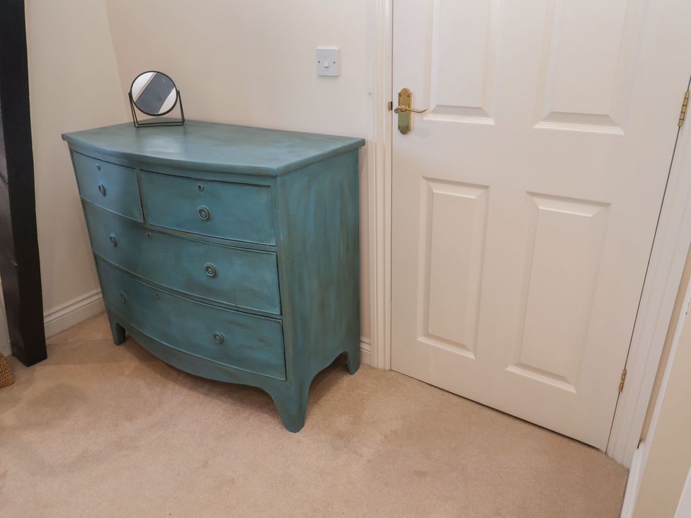 A chest of drawers and a mirror in a bedroom at 6 The Mews, Felixstowe, Suffolk