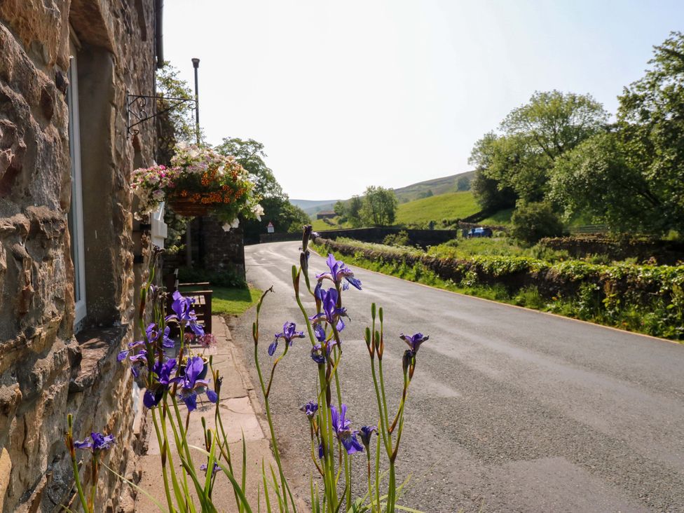 A garden with flowers and a road near The Old Dairy in Richmond