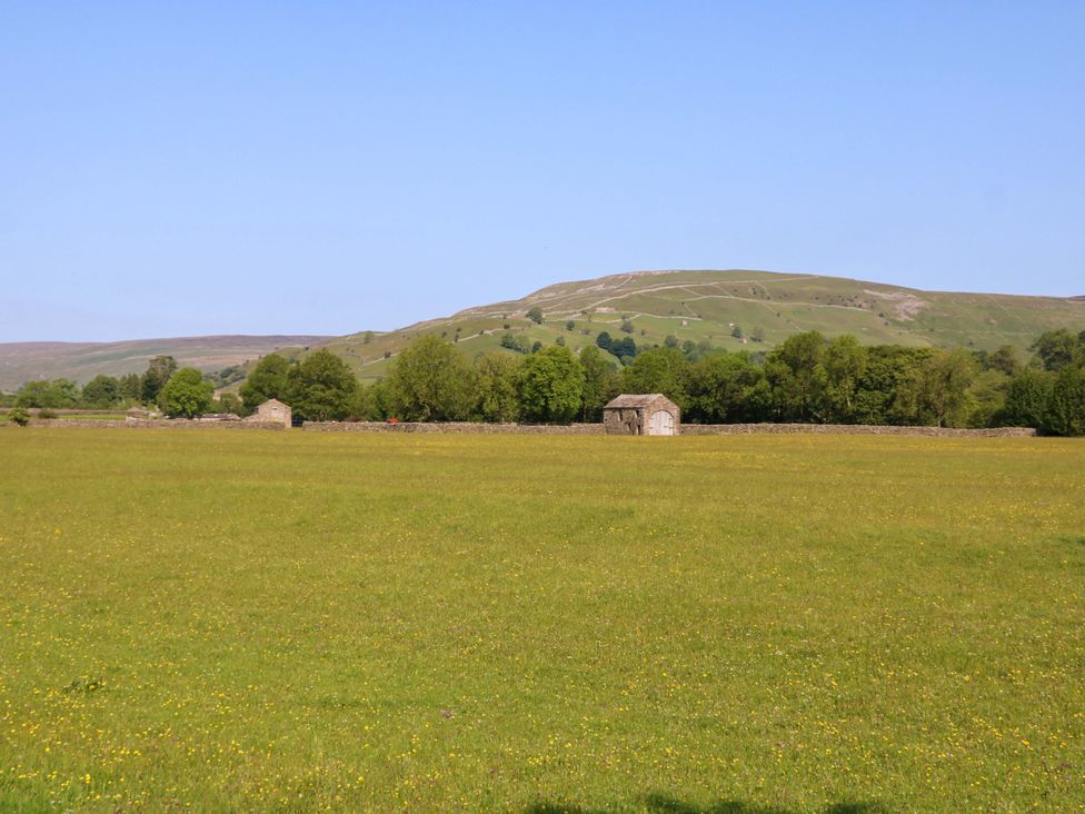 A field with a building and trees at The Old Dairy in Richmond