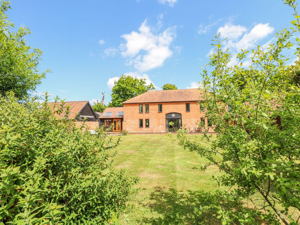 A house with a garden and trees at Lakeside Barn Aylsham