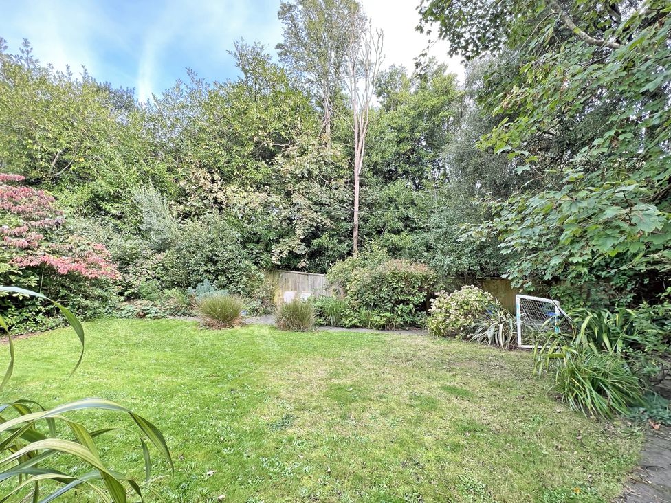 A garden with grass and plants at Trenare in Truro