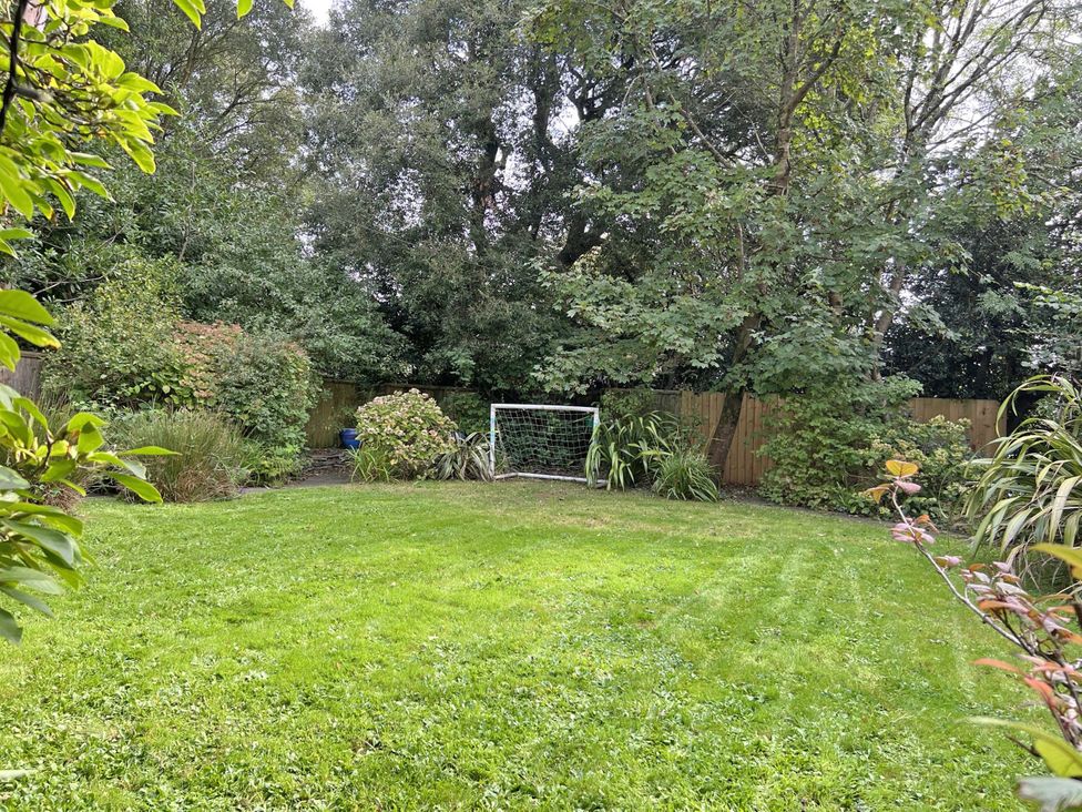 A garden with a goal post and greenery at Trenare in Truro
