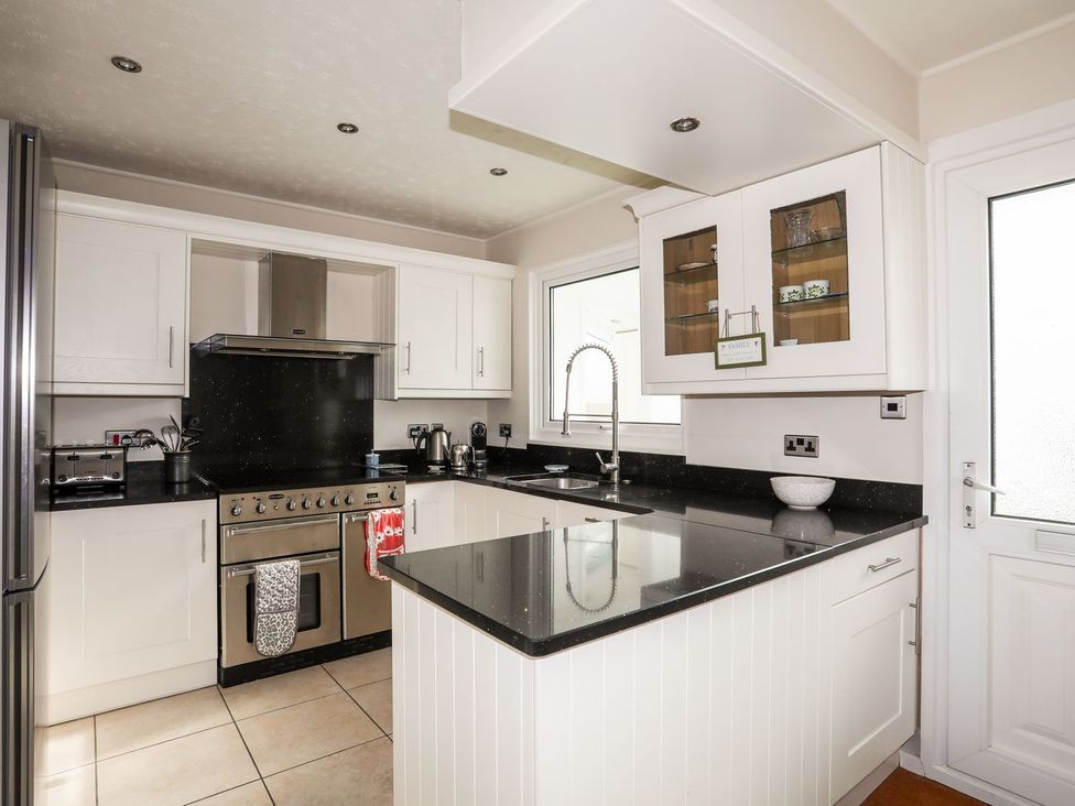 A kitchen with appliances and fixtures at Machroes Cottage Pwllheli