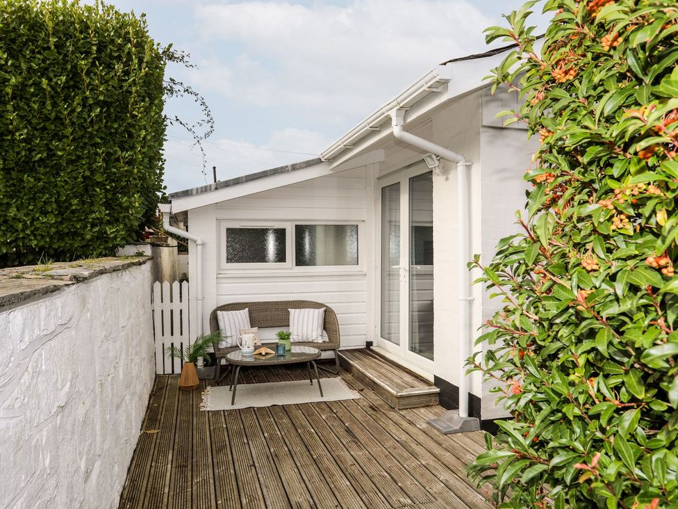 An outdoor area with seating and plants at Machroes Cottage in Pwllheli