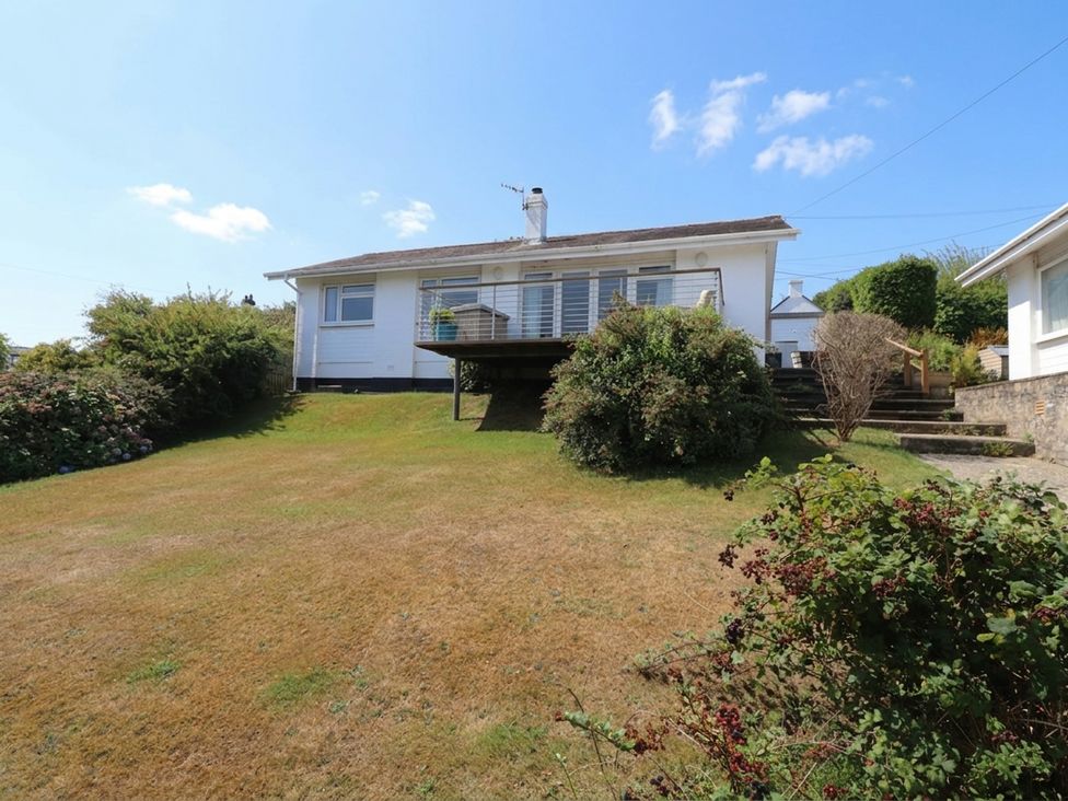 A house with a garden and deck at Machroes Cottage Bwlchtocyn near Abersoch