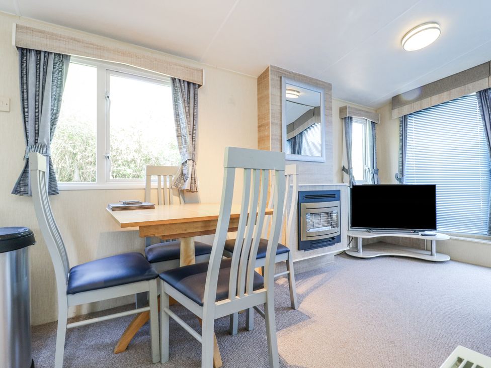 A dining room with a table and chairs at White Hart Caravan in Battle