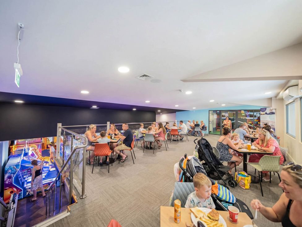 A dining area with tables and chairs at Brookside Bliss - Billing Aquadrome