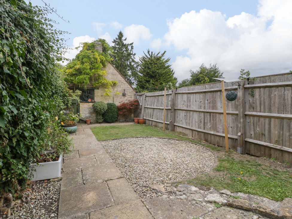A garden with a gravel area and plants at The Cottage in Stow-On-The-Wold