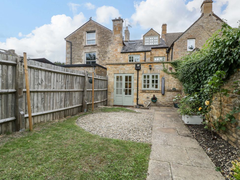 A garden area with gravel and grass at The Cottage in Stow-On-The-Wold