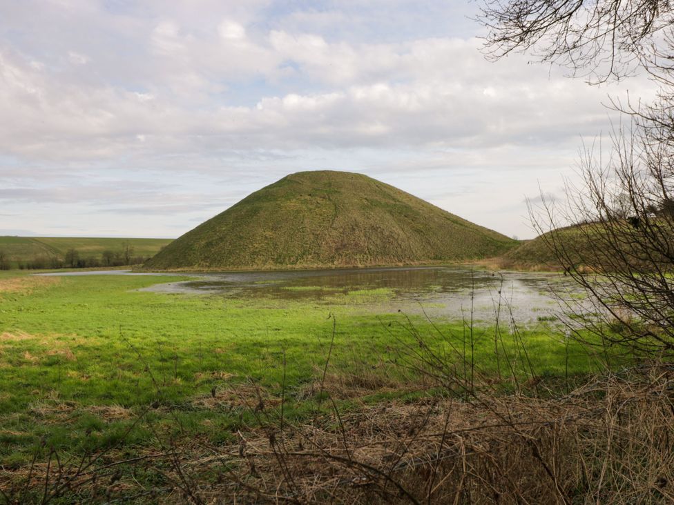 A hill near water with grassy area at Hayloft