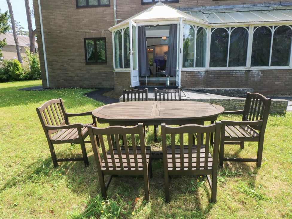 A table and chairs in a garden at 170 Langland Road, Mumbles