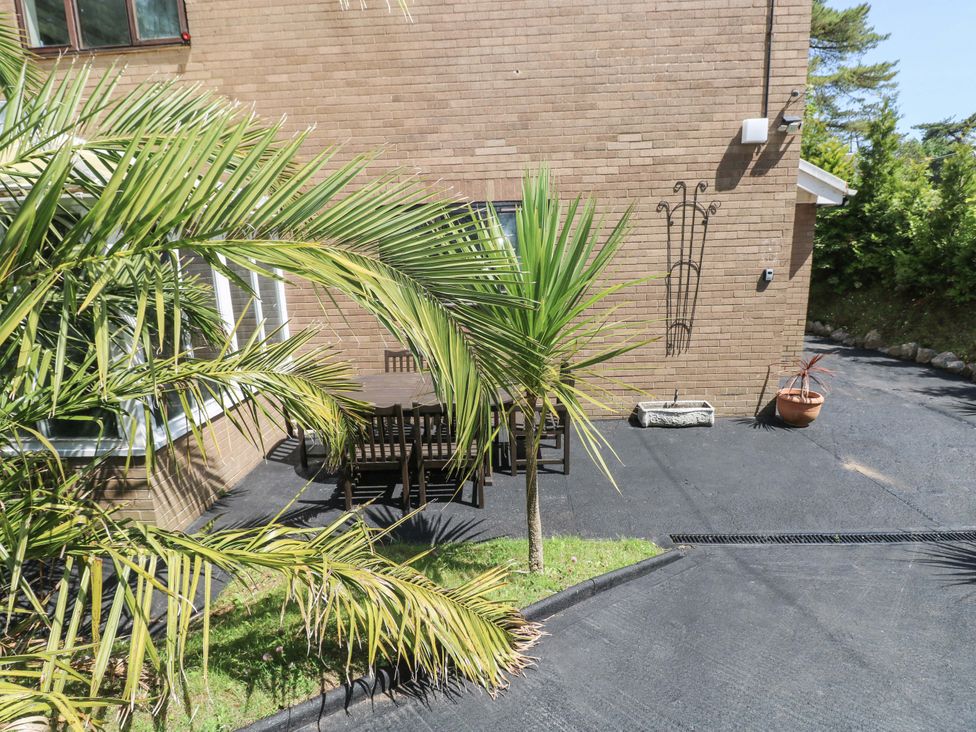 An outdoor dining area with a table and chairs at 170 Langland Road in Mumbles