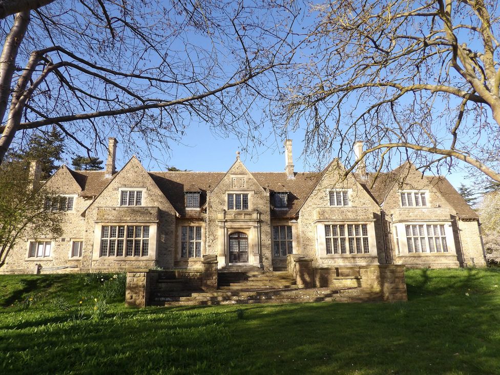 A house with steps and windows at Raphael Rooms in Peterborough