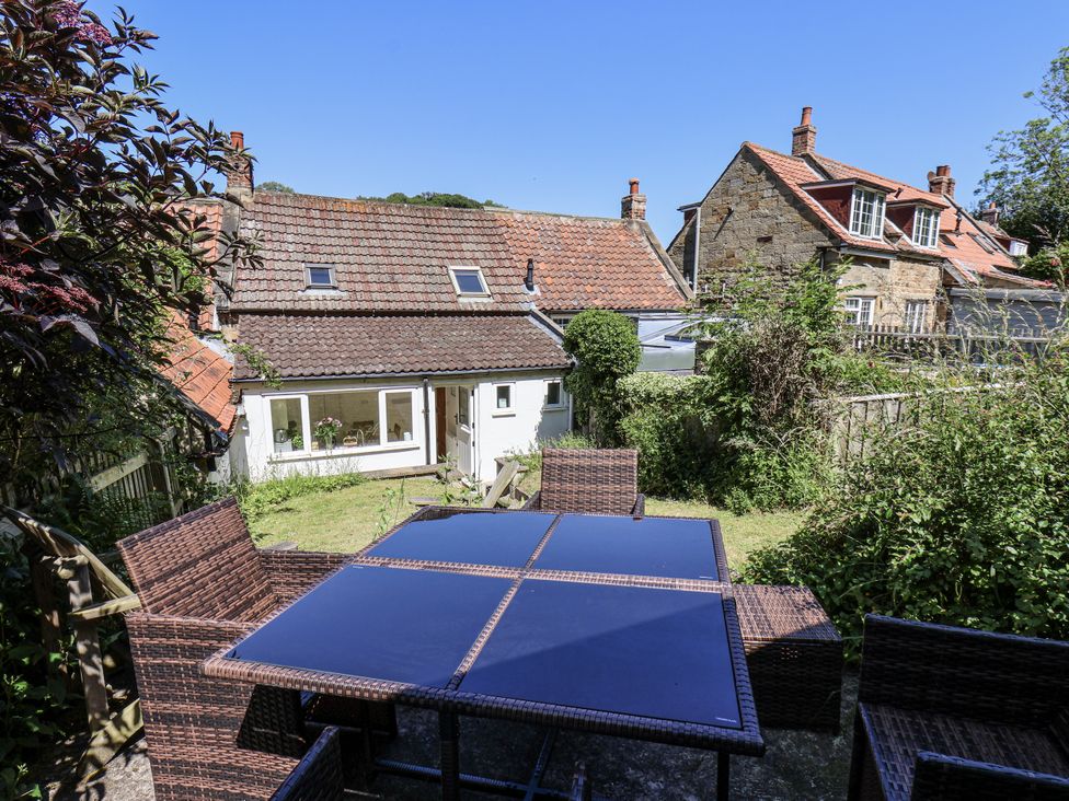 A garden with a table and chairs at Rigg Cottage Sandsend
