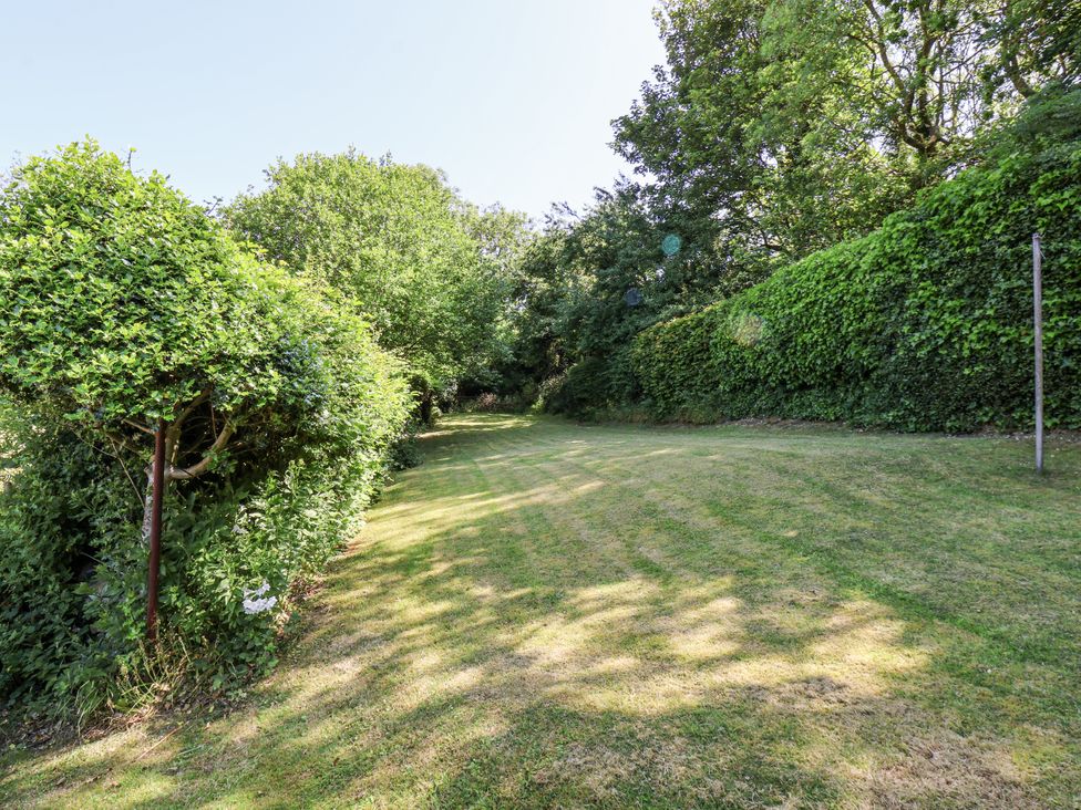 A garden with grass and hedges at Rigg Cottage Sandsend