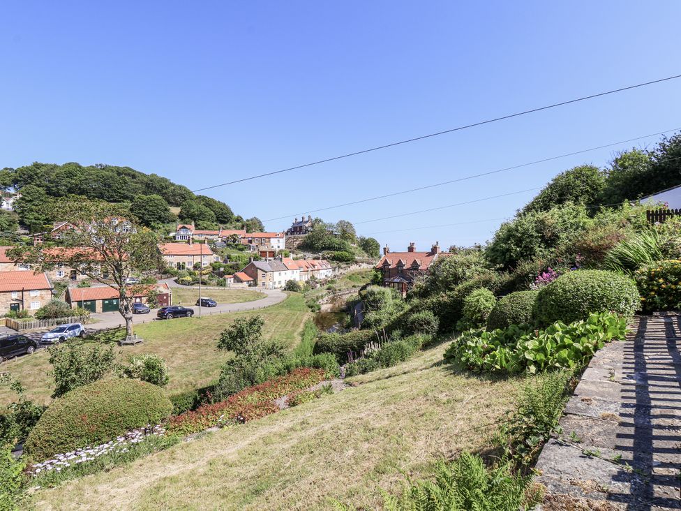A view of houses and greenery at Rigg Cottage in Sandsend