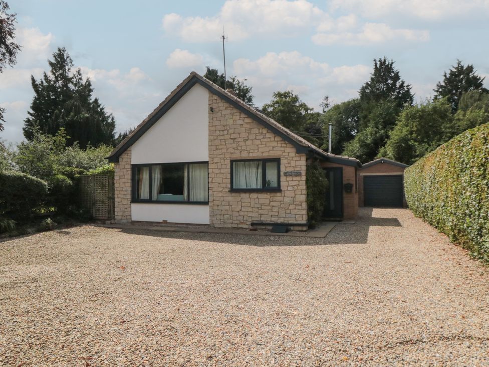 A house with a gravel driveway at Lawnswood in Brompton-by-Sawdon near Sherburn