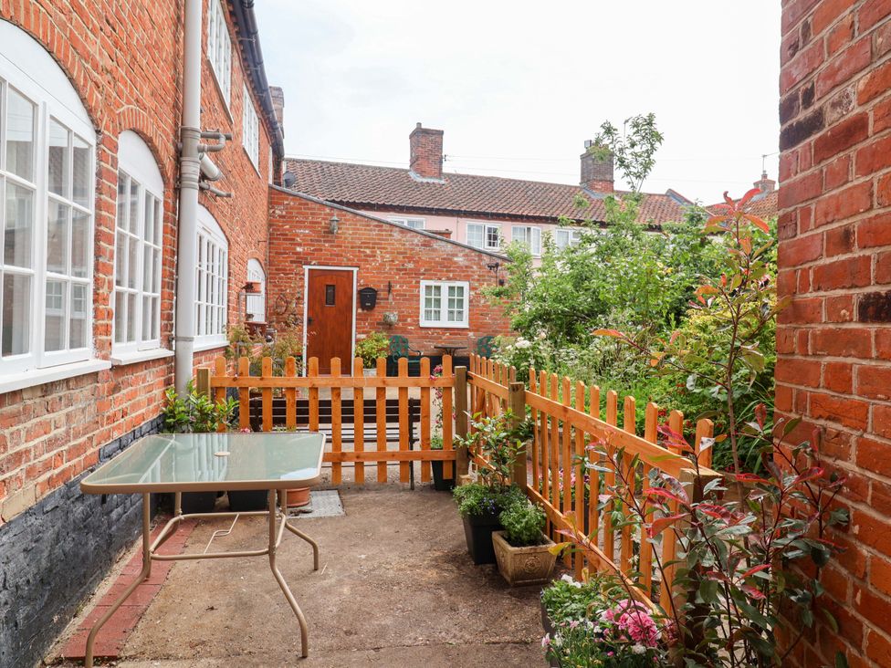 An outdoor area with a table and plants at 11 Ballygate in Babbacombe