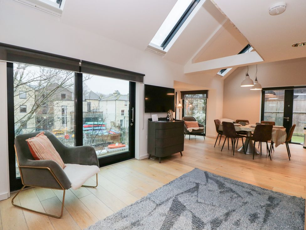 A living room with dining area at 3 The Stoneyard in Bath