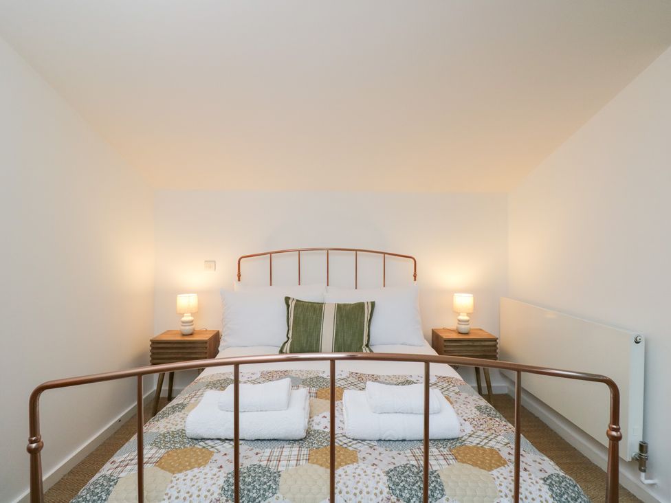 A bedroom with a bed and bedside tables at 3 The Stoneyard in Bath