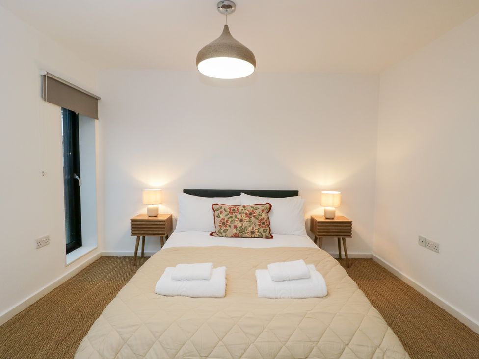 A bedroom with a bed and bedside tables at 3 The Stoneyard in Bath