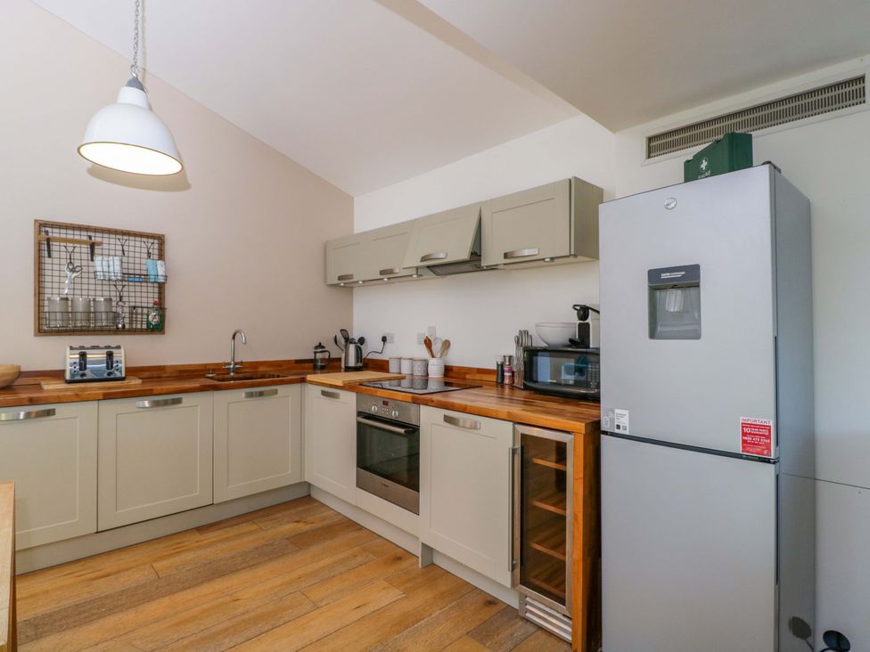 A kitchen with appliances and cabinets at 4 The Stoneyard Bath
