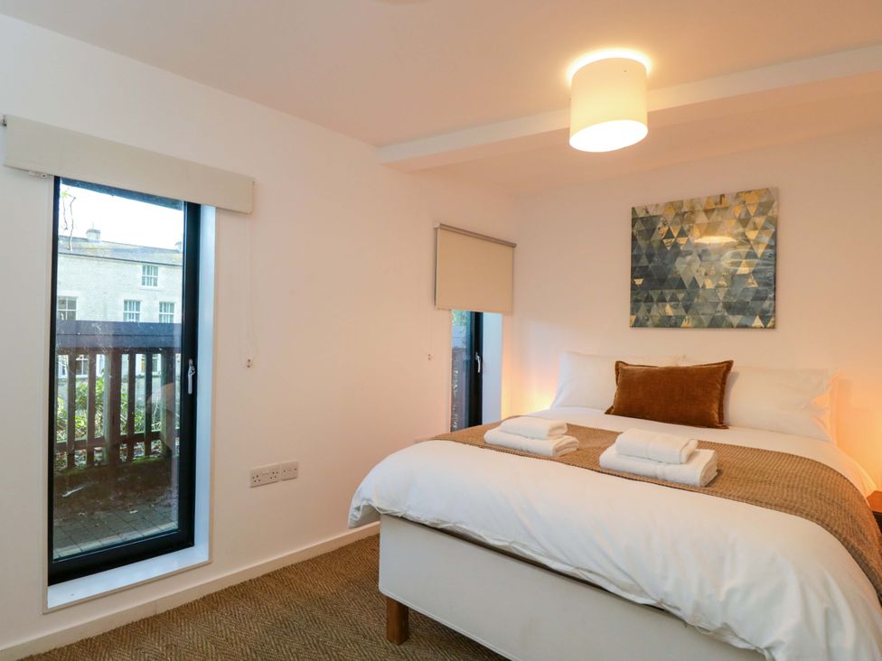 A bedroom with a bed and window at 4 The Stoneyard Bath