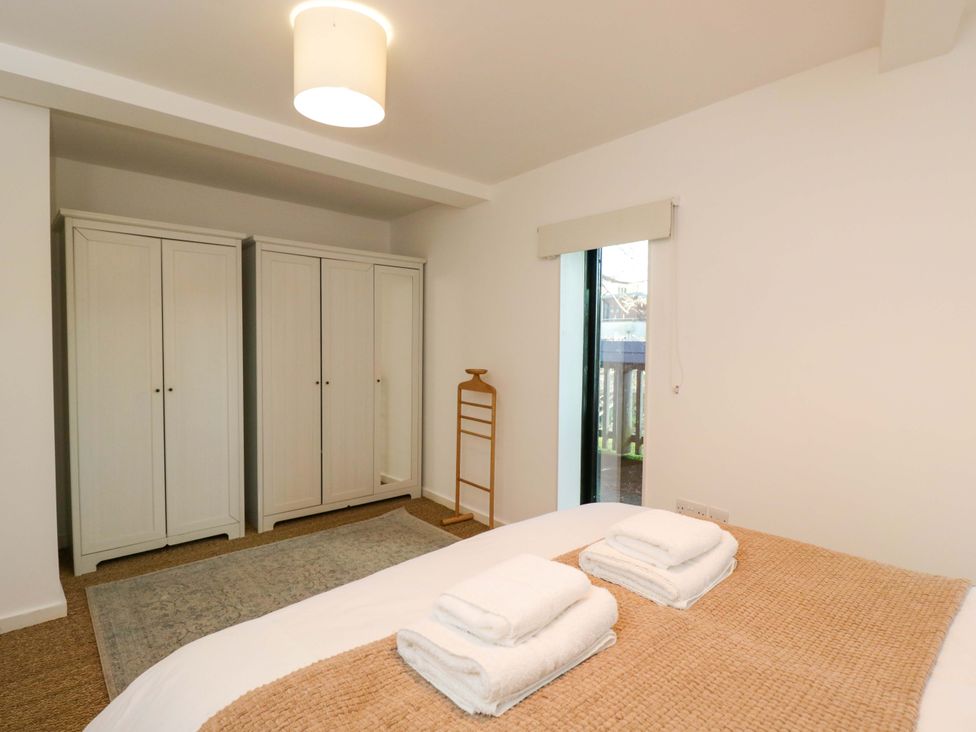 A bedroom with a bed and wardrobe at 4 The Stoneyard Bath