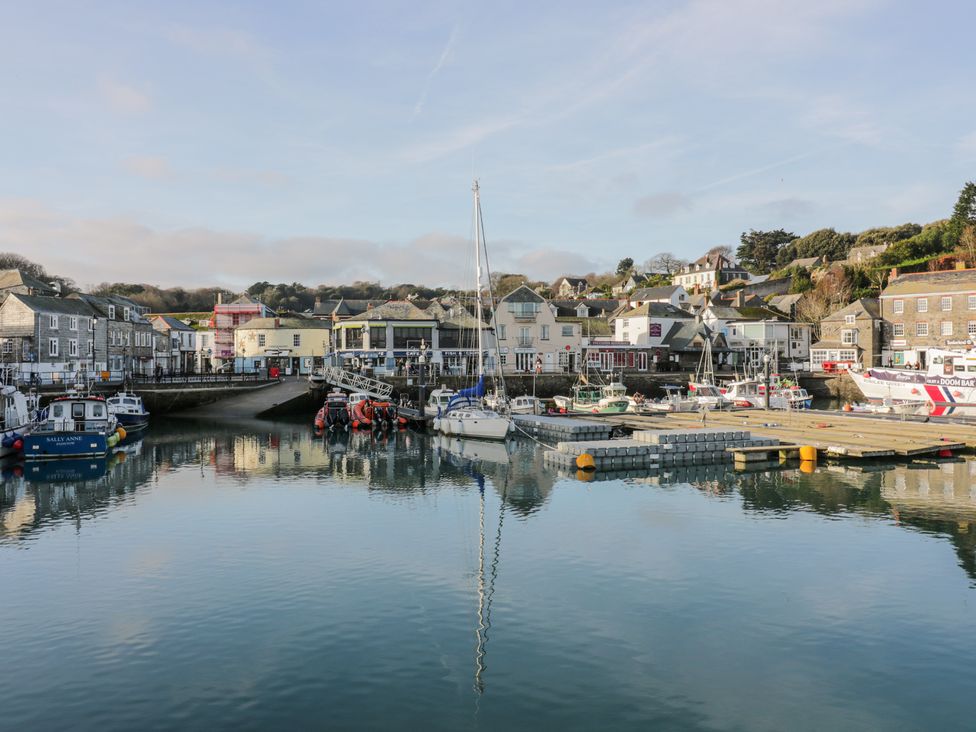 A harbor with boats docked near buildings and houses at 101 Atlantic Bays Holiday Park in Padstow