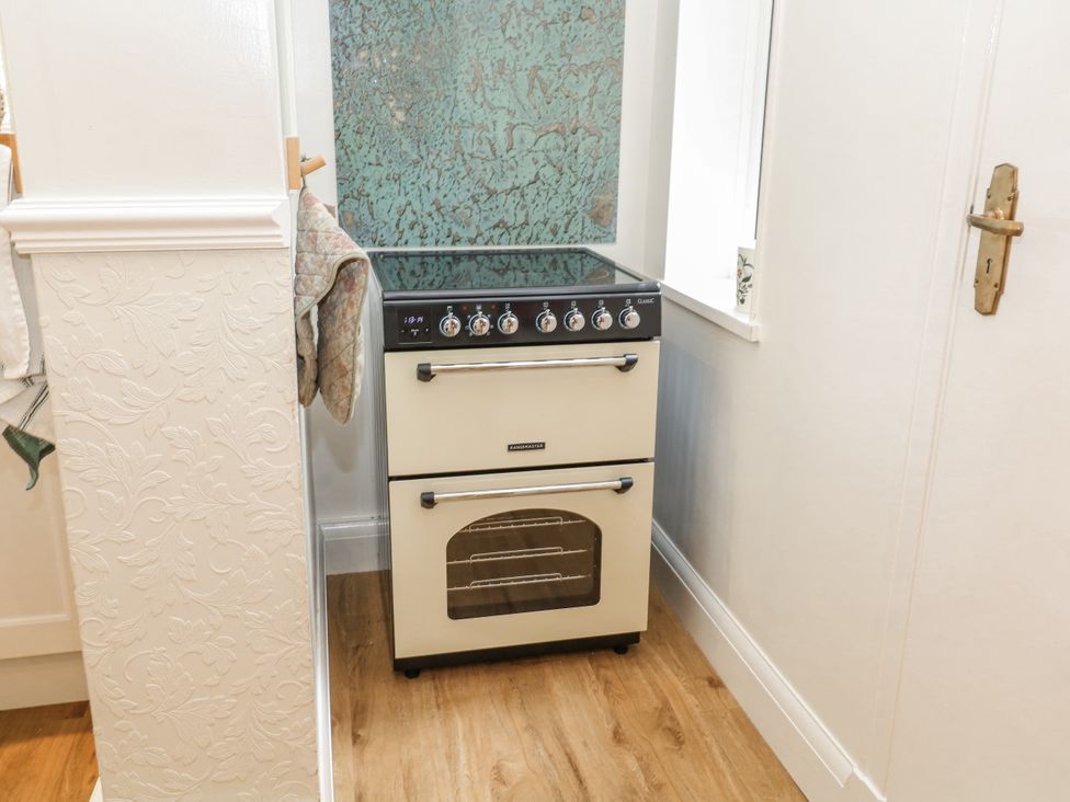 A cooker and oven in a kitchen at Bentfield House in Rotherham near Whiston