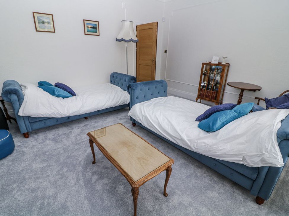 A bedroom with two sofas and a table at Bentfield House Rotherham near Whiston