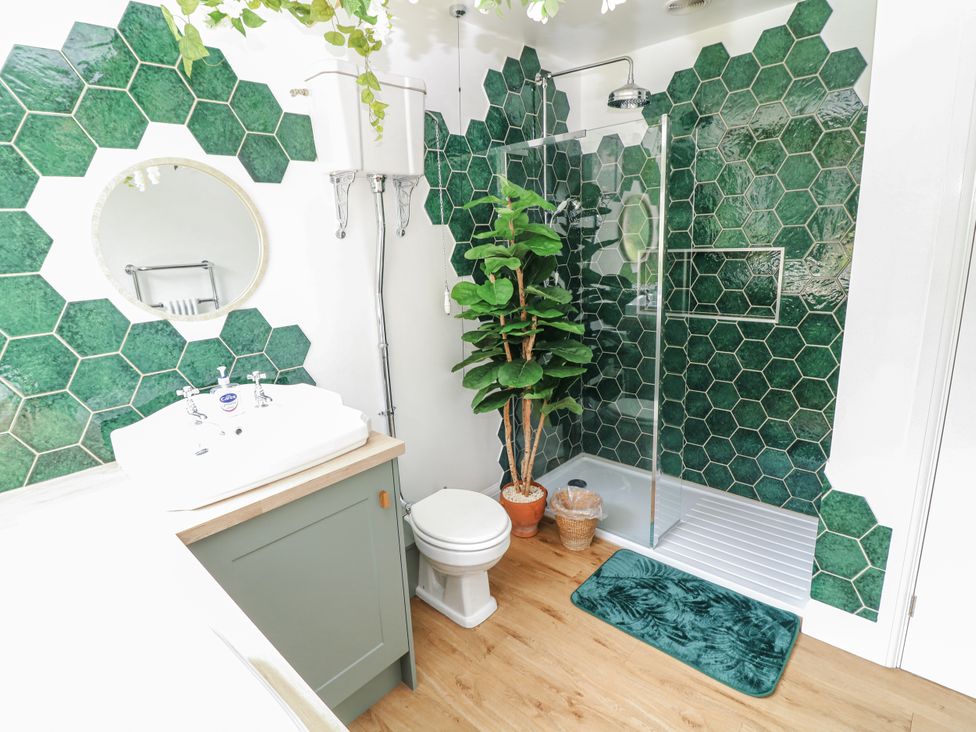 A bathroom with a shower, sink, and toilet at Bentfield House Rotherham near Whiston