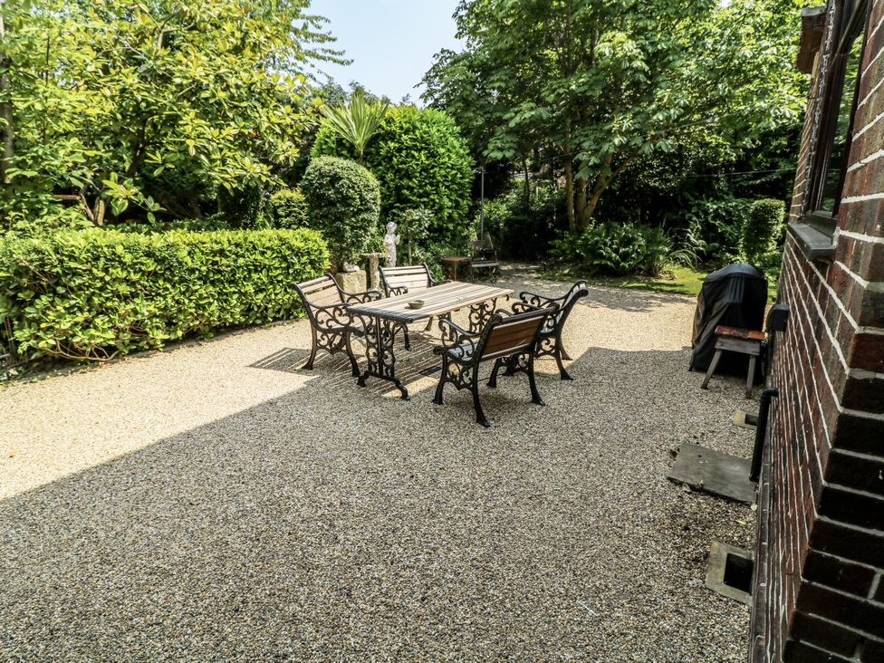 A garden with a table and chairs at Bentfield House in Rotherham near Whiston