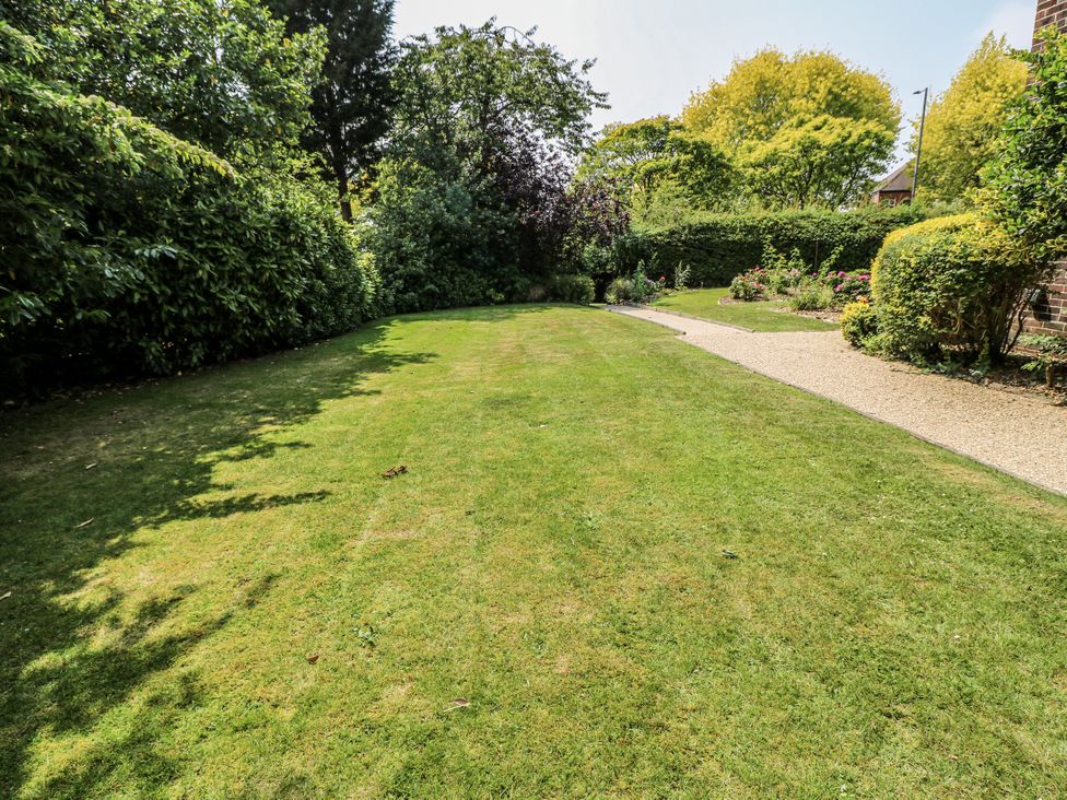 A garden with grass and bushes at Bentfield House Rotherham near Whiston
