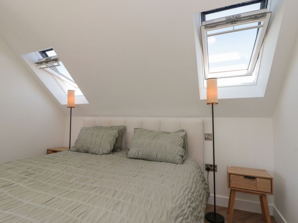 A bedroom with a bed and lamps at 12 Gap Road in Filey