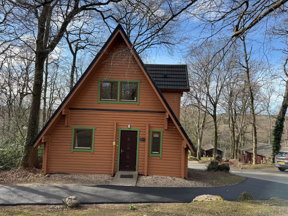 A house with a door and windows at Acorn Lodge near Finlakes Holiday Park near Chudleigh