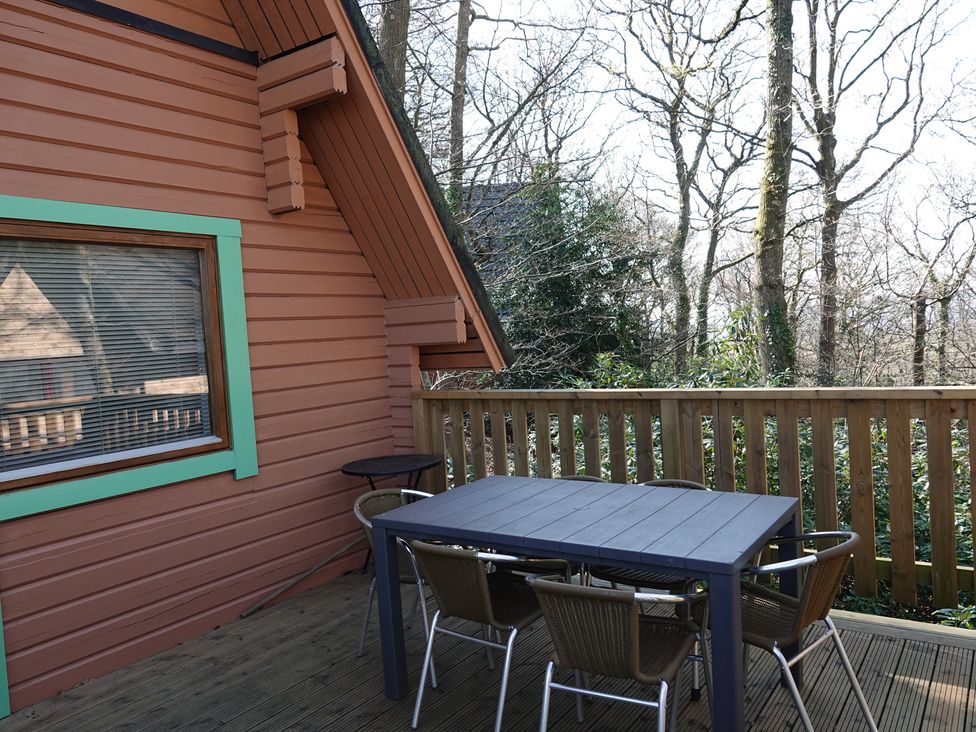 An outdoor seating area with a table and chairs at Acorn Lodge Finlakes Holiday Park near Chudleigh
