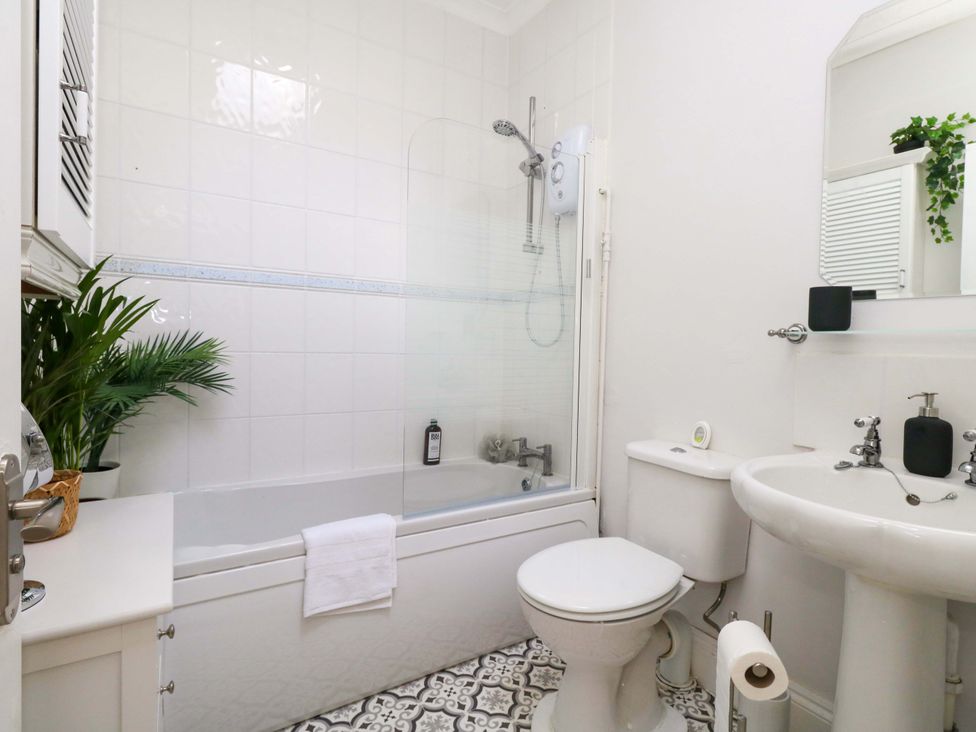 A bathroom with a bathtub, shower, toilet, and washbasin at Seagull & Chips in Weymouth
